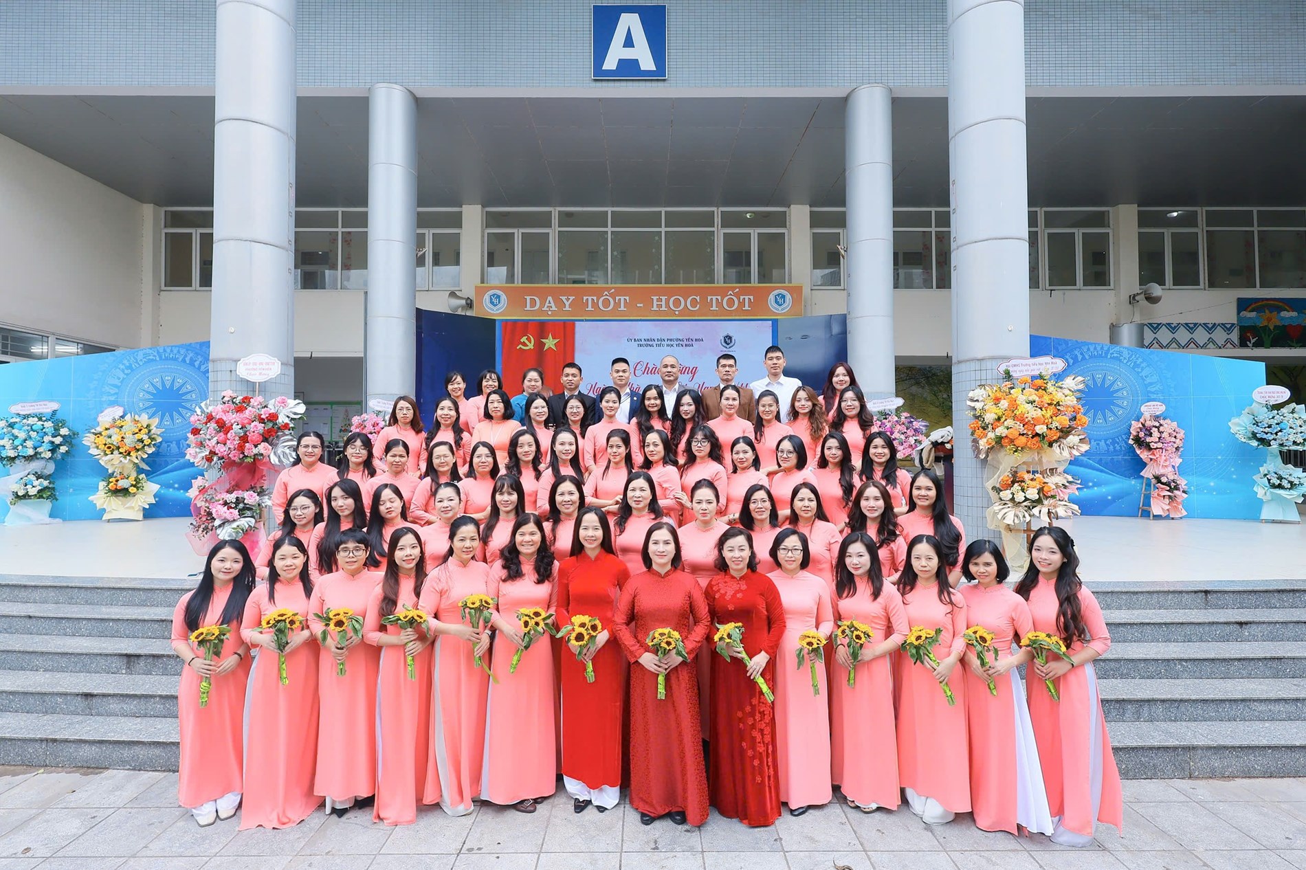 ĐỘI NGŨ CÁN BỘ - GIÁO VIÊN - NHÂN VIÊN TRƯỜNG TIỂU HỌC YÊN HOÀ