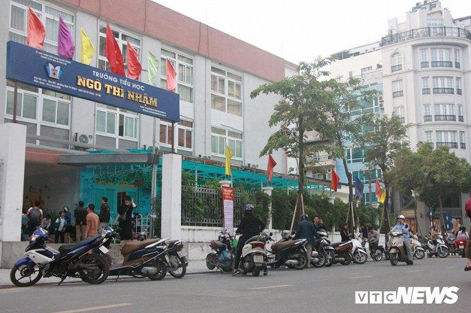 Anh: Sau Ha Tinh, Nam Dinh, phu huynh Ha Noi xep hang ngay ngan cho don con hinh anh 2