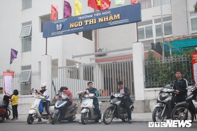 Anh: Sau Ha Tinh, Nam Dinh, phu huynh Ha Noi xep hang ngay ngan cho don con hinh anh 5